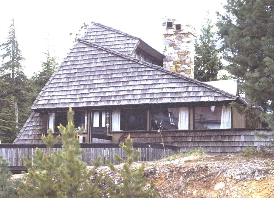 Дом, обшитый натуральной деревянной дранкой